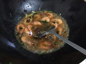 9. 加少许水，翻炒收汁即可出锅