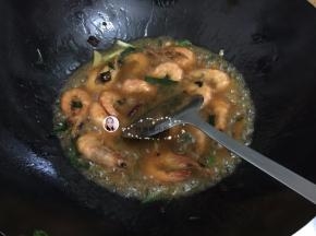 9. 加少许水，翻炒收汁即可出锅