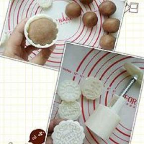 月饼的做法：
1、摩卡咖啡月饼馅分成8份，冰皮分成8分
2、在手上拍点糕粉防粘，然后将冰皮放在手心压扁，放上馅。
3、慢慢往上推，直到全部包裹住，收口。
4、在模具里撒点糕粉，让糕粉均匀粘在模具壁上，然后把多余的糕粉倒出来。这样可以方便脱模。