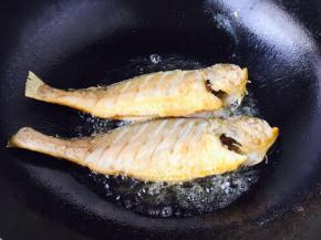 把鱼的两面都煎成金黄色