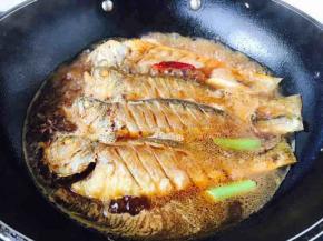 倒入水的量要鱼的量齐平，用大火炖开。