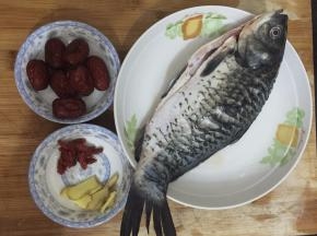 1. 材料准备好，鲫鱼洗干净，把黑膜去除干净，用适量的盐把鱼抹均匀，腌制20分钟