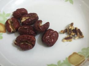 2. 红枣去核备用