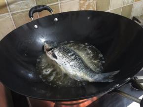 3. 锅里加油烧热，把鱼煎至金黄