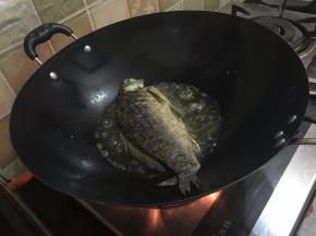 4. 再把鱼翻身一样煎至金黄，这步是为了鱼汤煮出来有奶白色的效果，所以不能省略哦，如果煎不够的话煮出来的汤色也没有像牛奶那样的效果的哦