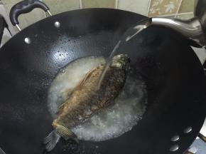 6. 把鱼倒进锅加，注入水