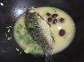 8. 水一定要加够，因为接下来还要用中火来煮，如果水不够的话那煮到最后，汤水所剩会不多哦

因为事先用盐腌制了鱼，所以汤里我是没再加盐的，刚刚好