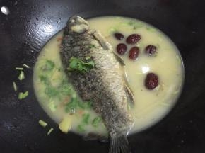 8. 水一定要加够，因为接下来还要用中火来煮，如果水不够的话那煮到最后，汤水所剩会不多哦

因为事先用盐腌制了鱼，所以汤里我是没再加盐的，刚刚好