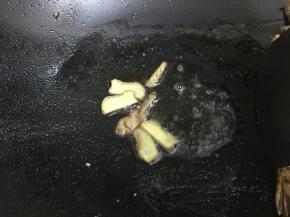 5. 煎好把鱼盛出，把油也盛出，剩少许的油来炒姜，用小火把姜炒香