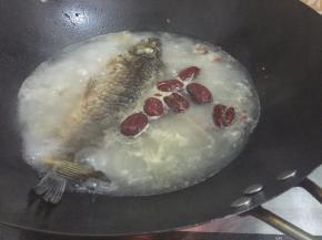 7. 把红枣和枸杞一起加入锅中，中火煮20分钟左右