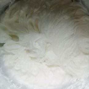 淡奶油倒入盆内打发到六分时加入酸奶打勻，继续打发八九分满，