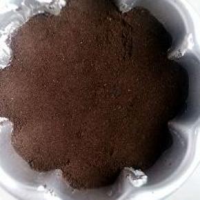 再铺一层奥利奥饼干屑。压平，压实。