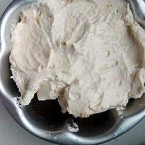 将有果泥的奶油加入模具抹平。