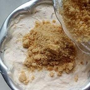 倒入原味饼干屑压平，