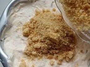 倒入原味饼干屑压平，