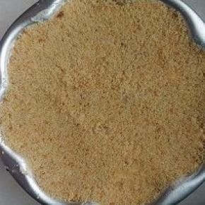 最上面一层必须是饼干屑，放在冰箱冷藏一晚，或者冷冻两个小时。