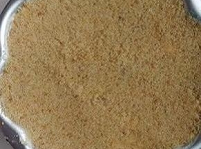 最上面一层必须是饼干屑，放在冰箱冷藏一晚，或者冷冻两个小时。