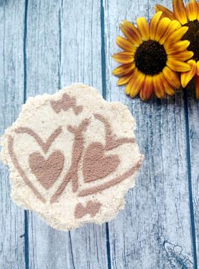 将磨具放在直筒杯子上，边上用手轻下拉模具就可以脱模。