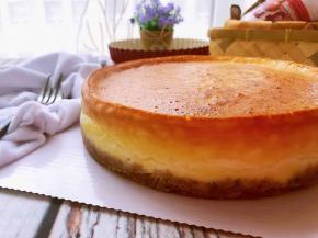 撕掉底部油纸移到容器或蛋糕托内。