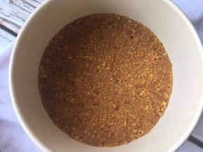 饼干碎放入模具底部压实。