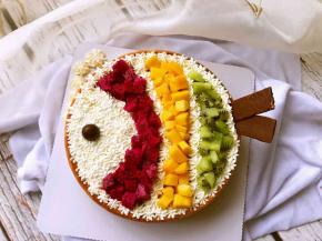 用巧克力豆装饰成眼睛，巧克力威化裁成薄片，用小刀在底部划口插入巧克力威化做尾巴。