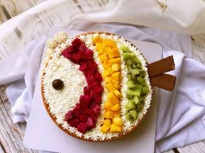 用巧克力豆装饰成眼睛，巧克力威化裁成薄片，用小刀在底部划口插入巧克力威化做尾巴。