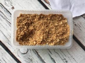 酥性饼干压成粉末。