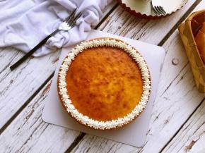 淡奶油打至9分硬，装入装了花型裱花嘴的裱花袋里，裱出一圈奶油花。