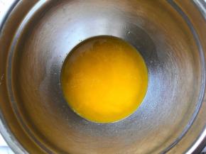 黄油溶化（可以和奶油奶酪一起隔水加热）。