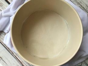 模具底部铺上一层油纸，这样方便脱模。