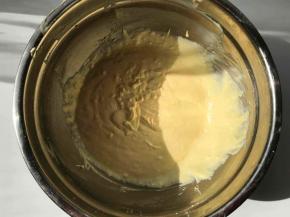 加入糖和鸡蛋拌匀。