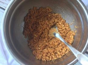 加入液体黄油中拌匀。