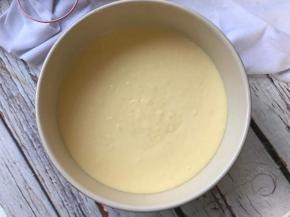 将刚才的芝士糊倒入。