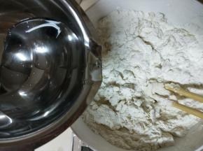 150克面粉和15克玉米油加入80克热水，和成油皮