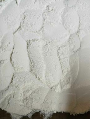 取70克面粉放入烤盘中摊开，入烤箱130度烤10分钟，烤至微微发黄