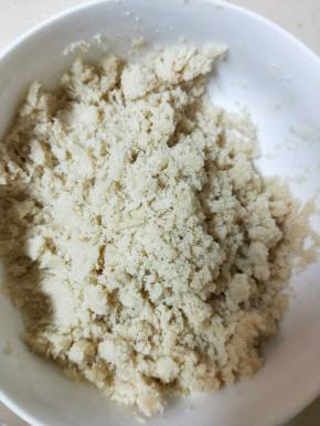 烤好的面粉加入80克糖、40克油和2克盐，拌匀，和成馅料
