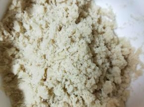 烤好的面粉加入80克糖、40克油和2克盐，拌匀，和成馅料