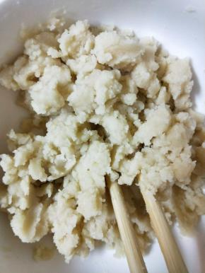 100克面粉加50克油拌匀，和成油酥