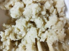 100克面粉加50克油拌匀，和成油酥