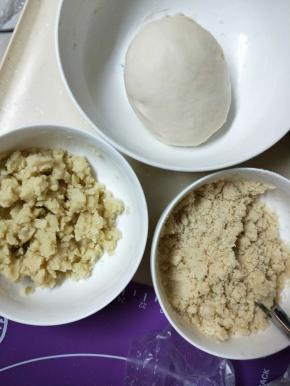 馅料和油酥和好了，油皮也就醒好了