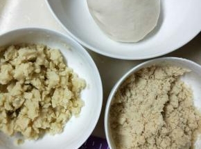 馅料和油酥和好了，油皮也就醒好了