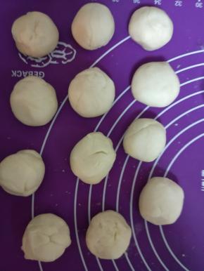 把油皮分成12等份，用保鲜膜盖好