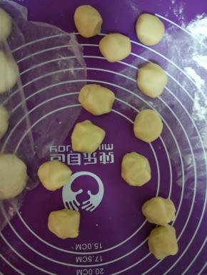 油酥也分12等份，用保鲜膜盖好