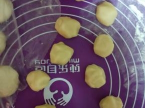 油酥也分12等份，用保鲜膜盖好