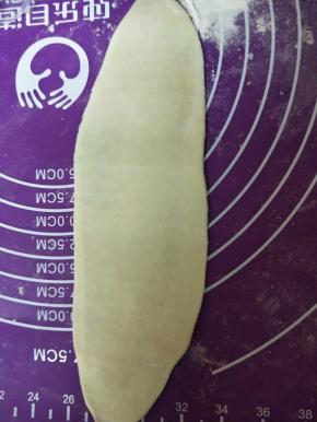 面团收口朝上向上向下擀成长舌状