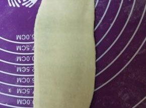 面团收口朝上向上向下擀成长舌状