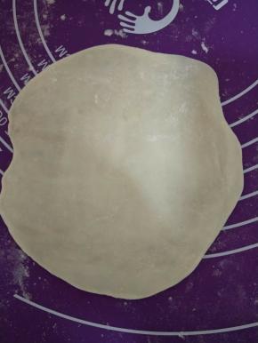 面团擀开，中间稍厚四周薄
