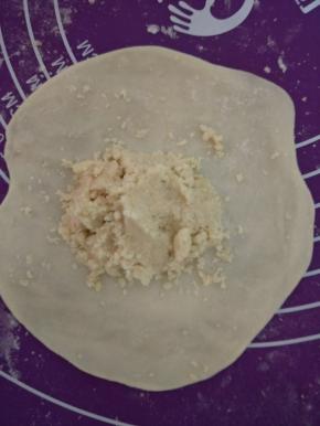 放入馅料包好