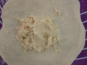 放入馅料包好