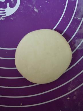 收口捏紧朝下，擀成圆形的小薄饼